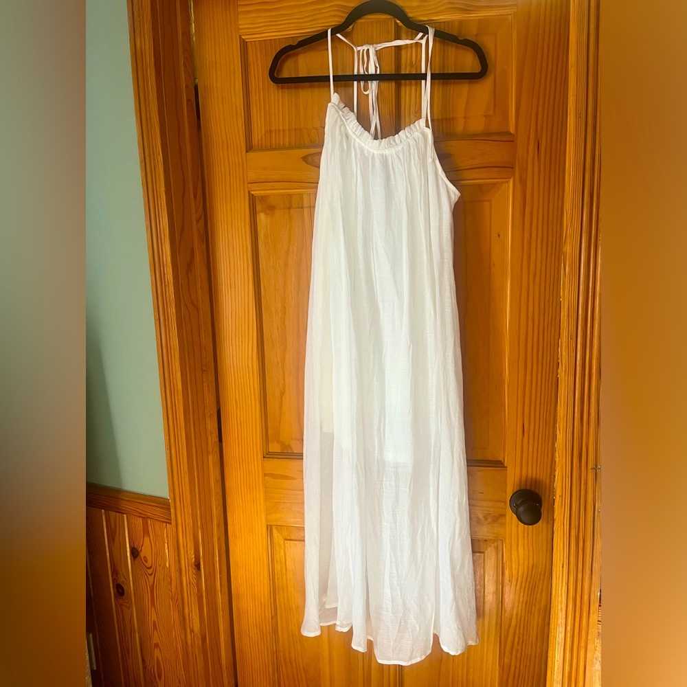I’m selling a HyFve long white dress. It has not been used. It is a size large
